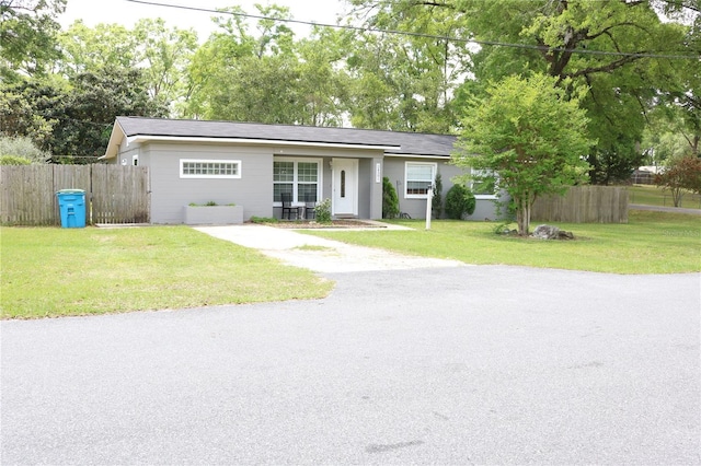 24391 NW 172nd Ave, High Springs, FL 32643 - ranch-style home featuring a front yard, driveway, and fence