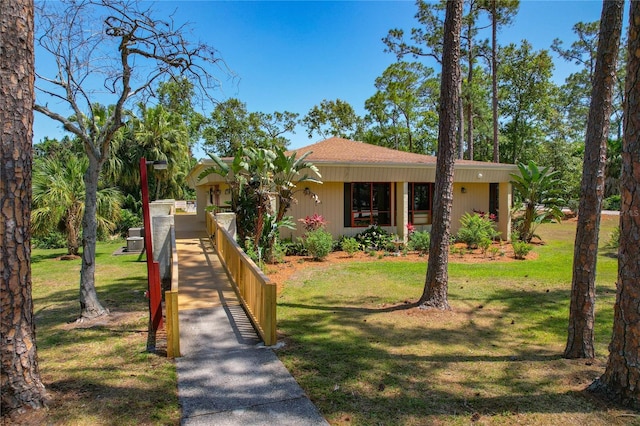 view of front facade with a front lawn