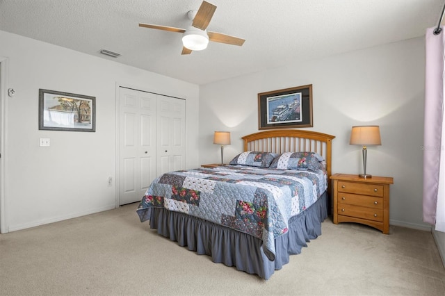 bedroom featuring a closet, a ceiling fan, visible vents, and carpet floors