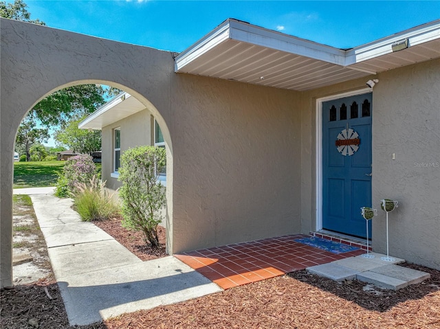 property entrance featuring stucco siding