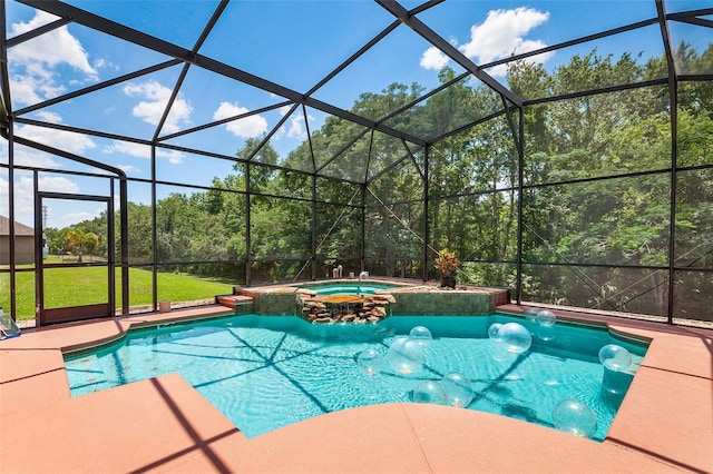 177 Costa Loop, Auburndale, FL 33823 - view of swimming pool featuring glass enclosure, a yard, a patio area, and a pool with connected hot tub