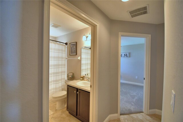 186 Viola Dr, Auburndale, FL 33823 - bathroom featuring vanity, toilet, a shower with curtain, and baseboards