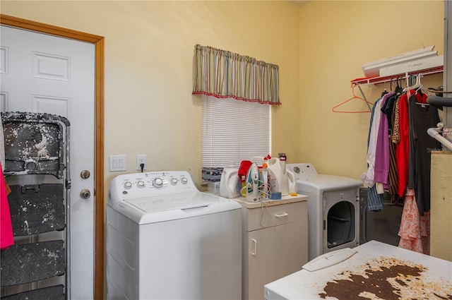2390 Lake Easy Rd, Babson Park, FL 33827 - laundry area featuring washer and dryer and cabinet space