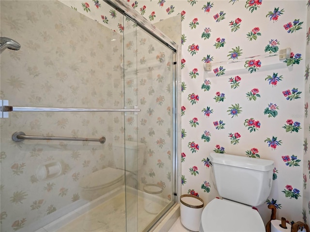 530 Greenway Dr, Lake Wales, FL 33898 - full bath with wallpapered walls, a stall shower, and toilet