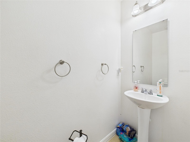 bathroom featuring a sink