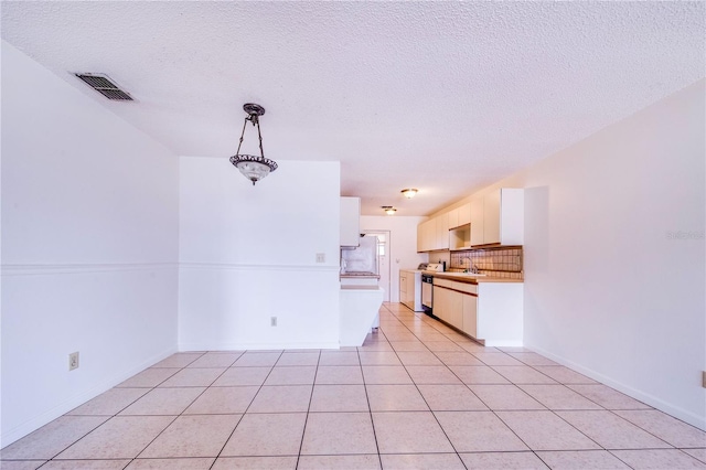 151 Winter Ridge Dr Unit 151, Winter Haven, FL 33881 - interior space featuring a textured ceiling, baseboards, light tile patterned flooring, and visible vents