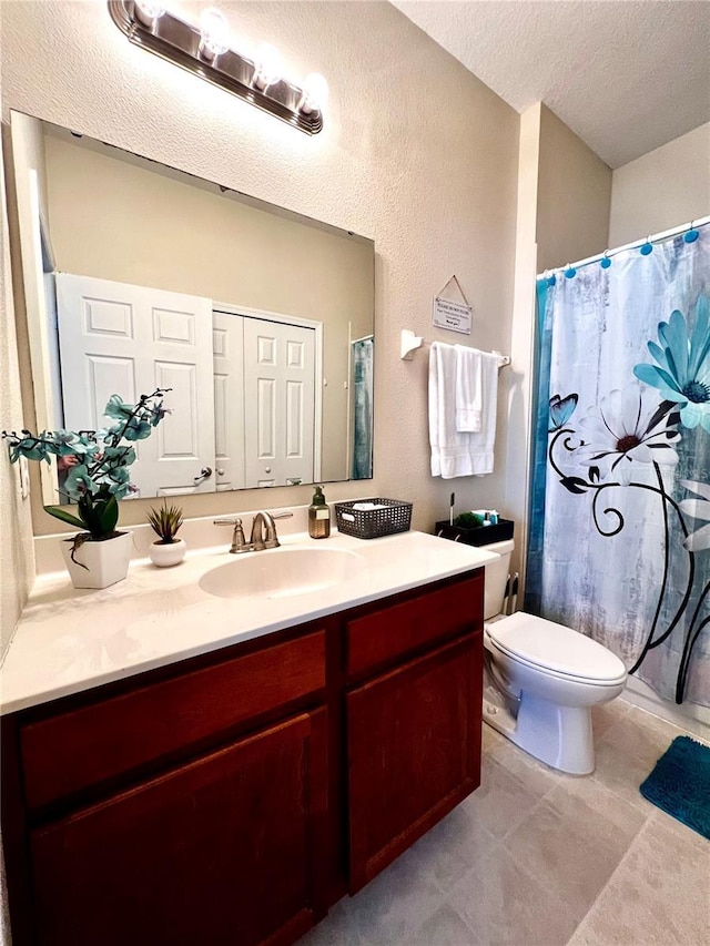 full bath featuring toilet, a textured ceiling, curtained shower, and vanity