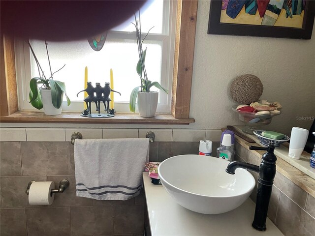 124 Palm Pl, Haines City, FL 33844 - bathroom featuring a sink