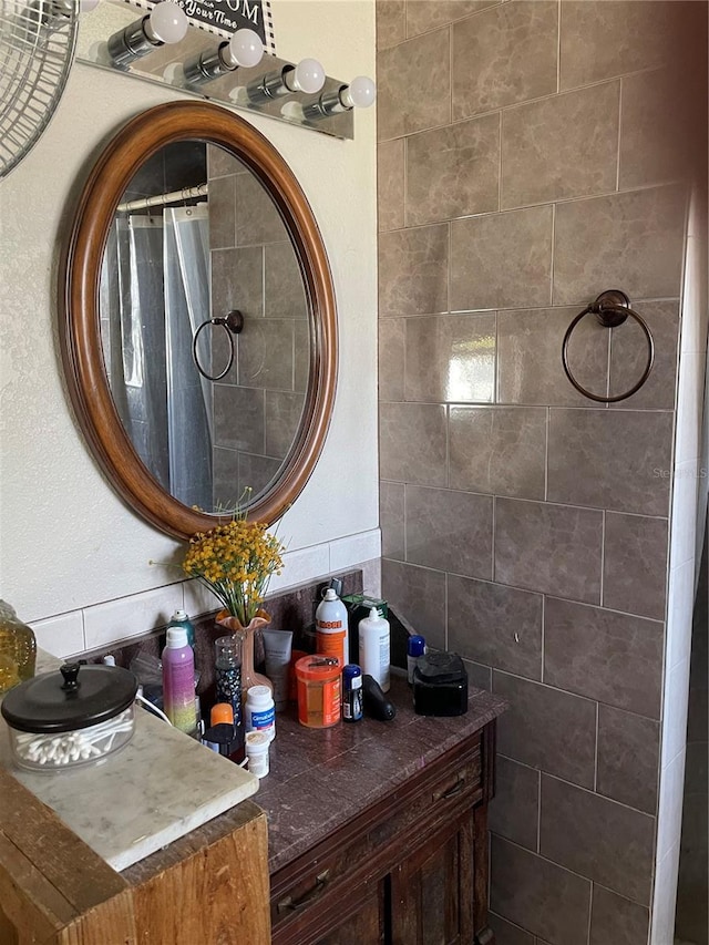 124 Palm Pl, Haines City, FL 33844 - full bath with tiled shower and vanity