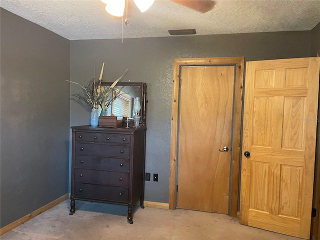 124 Palm Pl, Haines City, FL 33844 - bedroom featuring a textured ceiling, a closet, and ceiling fan