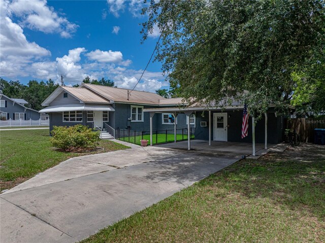 803 7th St NE, Fort Meade, FL 33841 - single story home with driveway and an attached carport