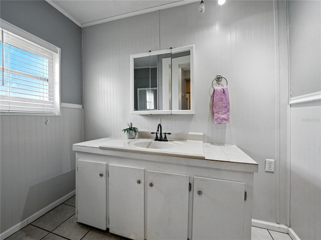 803 7th St NE, Fort Meade, FL 33841 - bathroom featuring tile patterned floors, vanity, and baseboards