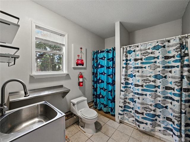 803 7th St NE, Fort Meade, FL 33841 - full bathroom featuring a sink, toilet, tile patterned floors, a textured ceiling, and a shower with curtain