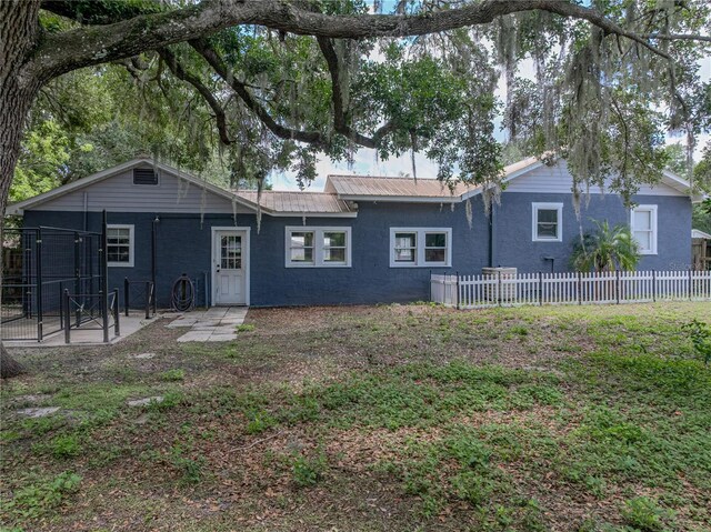 803 7th St NE, Fort Meade, FL 33841 - view of front facade with a patio area