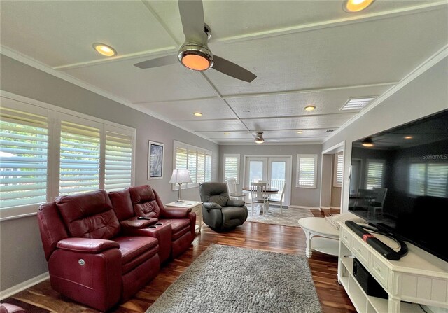 living area with baseboards, a ceiling fan, dark wood-style flooring, and recessed lighting