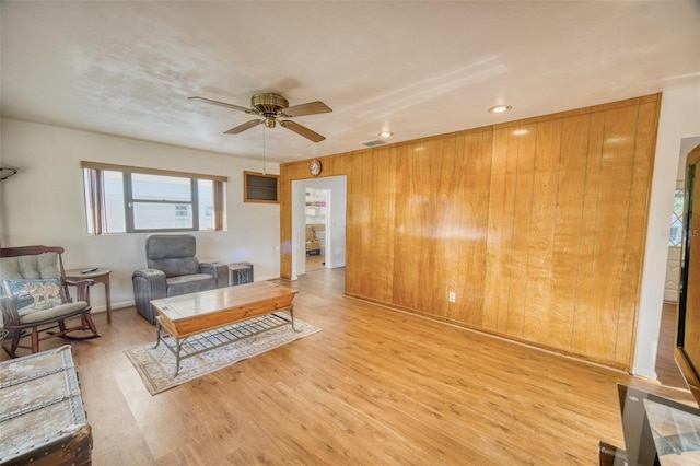 living area featuring visible vents, baseboards, ceiling fan, light wood-style floors, and recessed lighting