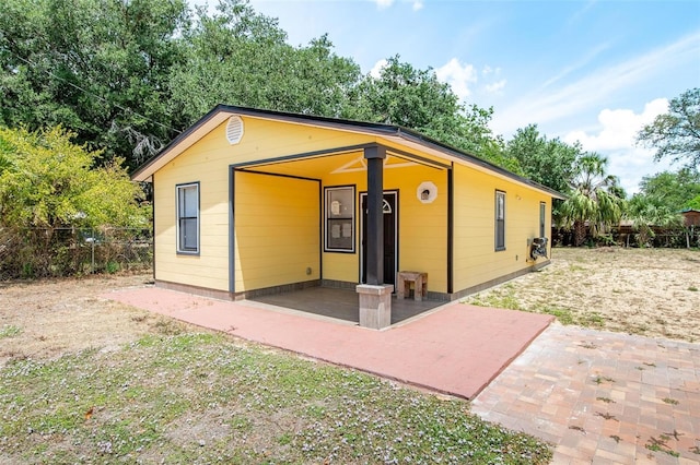 305 Armour Ave, Auburndale, FL 33823 - view of front facade with fence and a patio area