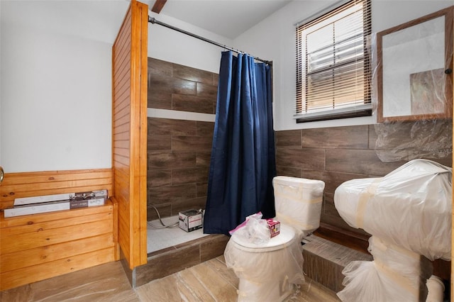 305 Armour Ave, Auburndale, FL 33823 - bathroom featuring tiled shower and wainscoting