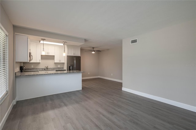 kitchen featuring baseboards, stainless steel appliances, a peninsula, and a ceiling fan