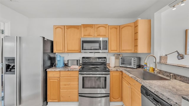 900 Lake Jessie Dr, Winter Haven, FL 33881 - kitchen with appliances with stainless steel finishes, a sink, and light brown cabinetry
