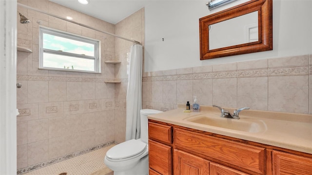 900 Lake Jessie Dr, Winter Haven, FL 33881 - full bath with tile walls, tiled shower, toilet, vanity, and wainscoting