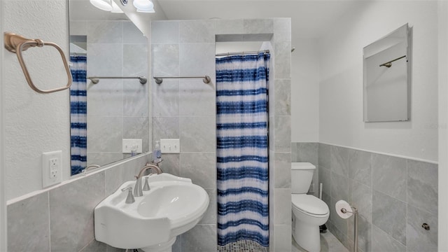 900 Lake Jessie Dr, Winter Haven, FL 33881 - bathroom with tile walls, a sink, toilet, and curtained shower