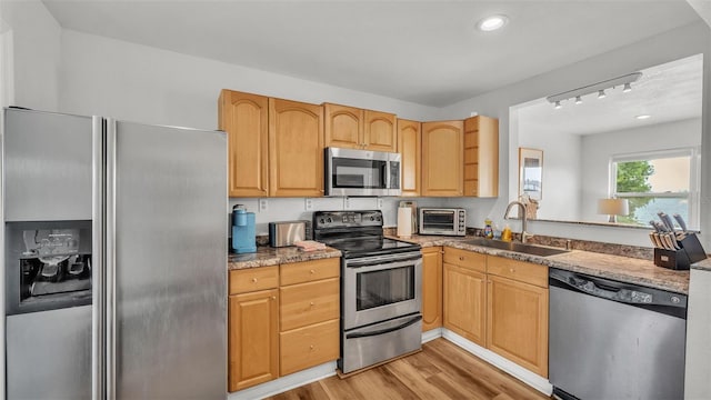900 Lake Jessie Dr, Winter Haven, FL 33881 - kitchen featuring appliances with stainless steel finishes, a sink, light wood-style flooring, recessed lighting, and light brown cabinetry