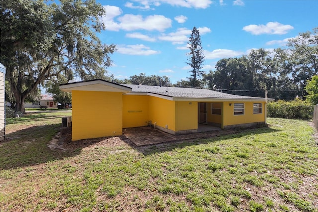 1163 Lake Dr, Lake Wales, FL 33859 - rear view of house with a lawn