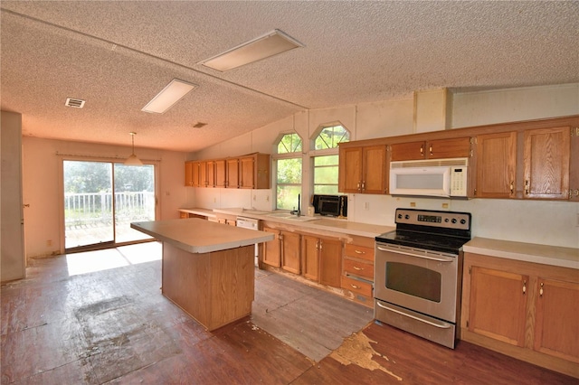 1294 1/2 38th St NW, Winter Haven, FL 33881 - kitchen with white microwave, electric range, a textured ceiling, a sink, and a center island