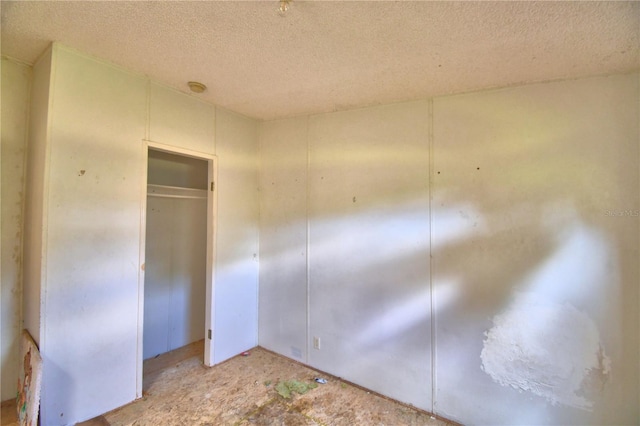 1294 1/2 38th St NW, Winter Haven, FL 33881 - unfurnished bedroom featuring a textured ceiling and a closet