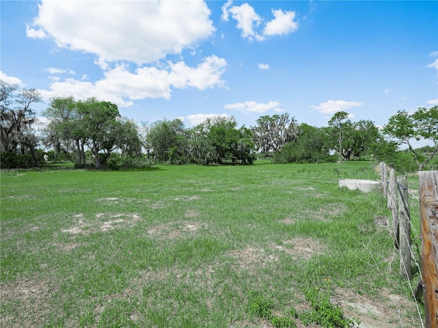 view of grassy yard featuring a view of countryside