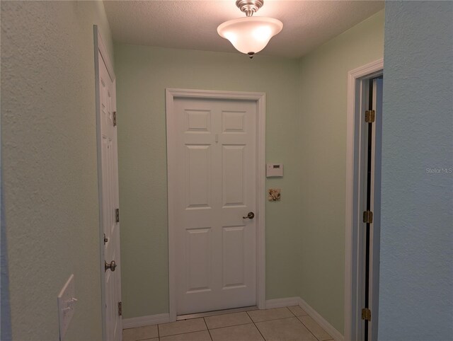 4488 Turnberry Ln, Lake Wales, FL 33859 - entryway featuring light tile patterned floors and baseboards