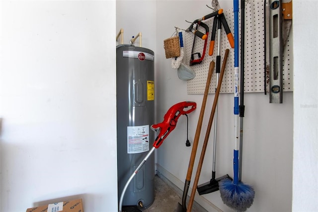 4005 Carter Creek Dr, Avon Park, FL 33825 - utility room with water heater