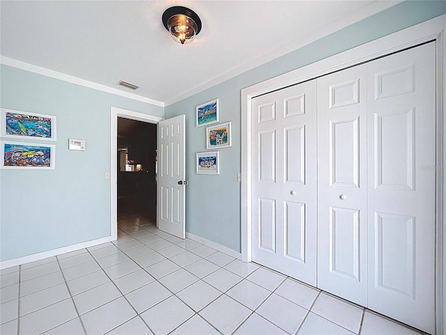 255 Lake Link Rd, Winter Haven, FL 33884 - unfurnished bedroom featuring light tile patterned floors, baseboards, a closet, and crown molding