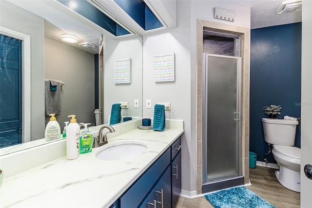 418 N Rd, Lakeland, FL 33809 - full bath featuring toilet, vanity, a stall shower, wood finished floors, and a textured ceiling