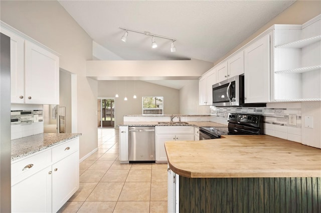630 Heather Glen Loop, Winter Haven, FL 33884 - kitchen with stainless steel appliances, a sink, a peninsula, open shelves, and lofted ceiling