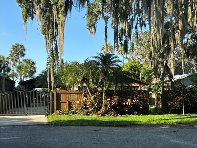 9402 Cat Track Trl, Lake Wales, FL 33898 - community / neighborhood sign with a gate and fence
