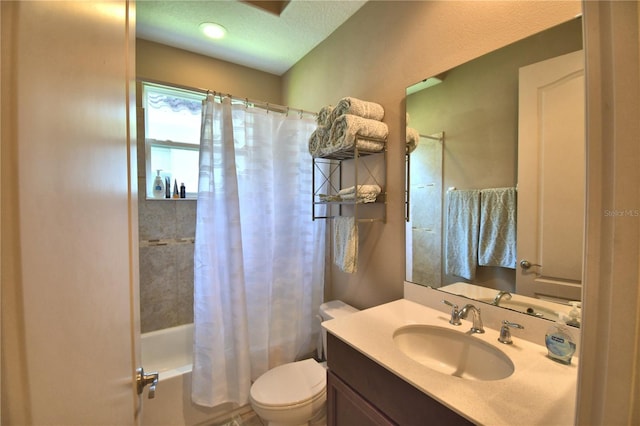 2340 Pinehurst Ct, Davenport, FL 33837 - bathroom featuring shower / bath combo and vanity