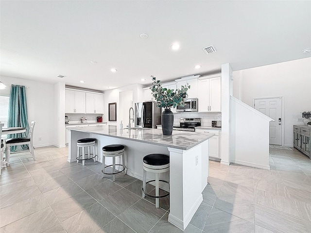 912 Scrub Oak Hammock Rd, Davenport, FL 33837 - kitchen featuring stainless steel appliances, tasteful backsplash, a sink, a spacious island, and recessed lighting