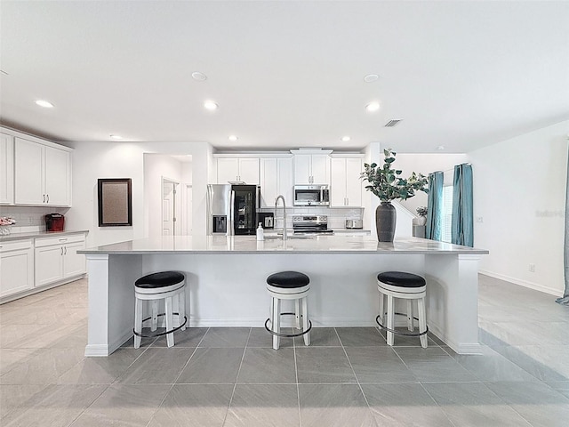 912 Scrub Oak Hammock Rd, Davenport, FL 33837 - kitchen with stainless steel appliances, a sink, decorative backsplash, a breakfast bar area, and recessed lighting