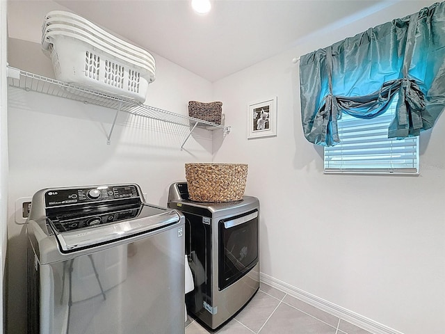 912 Scrub Oak Hammock Rd, Davenport, FL 33837 - laundry area featuring separate washer and dryer, baseboards, and light tile patterned flooring