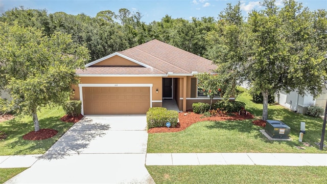 122 Port Royal Ct, Sebastian, FL 32958 - ranch-style home featuring a garage, driveway, stucco siding, a front yard, and roof with shingles