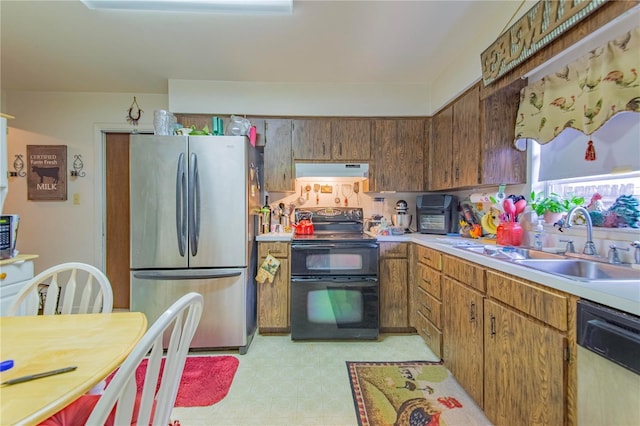 40 Westridge Rd, Davenport, FL 33837 - kitchen with freestanding refrigerator, black range with electric stovetop, under cabinet range hood, a sink, and dishwasher