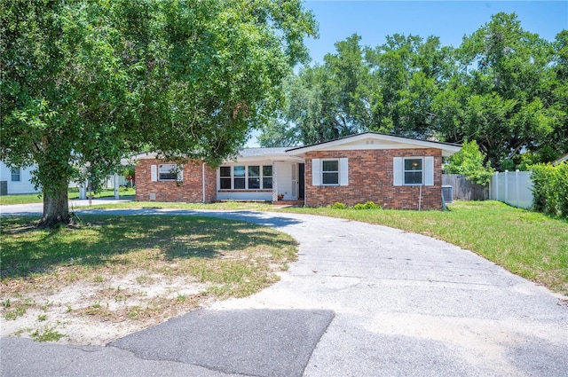 961 Oleander Dr SE, Winter Haven, FL 33880 - ranch-style home featuring curved driveway and brick siding