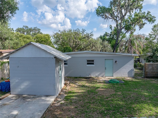 1140 W Seminole Trl, Bartow, FL 33830 - garage featuring a gate