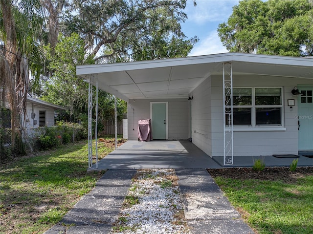 1140 W Seminole Trl, Bartow, FL 33830 - view of parking featuring an attached carport