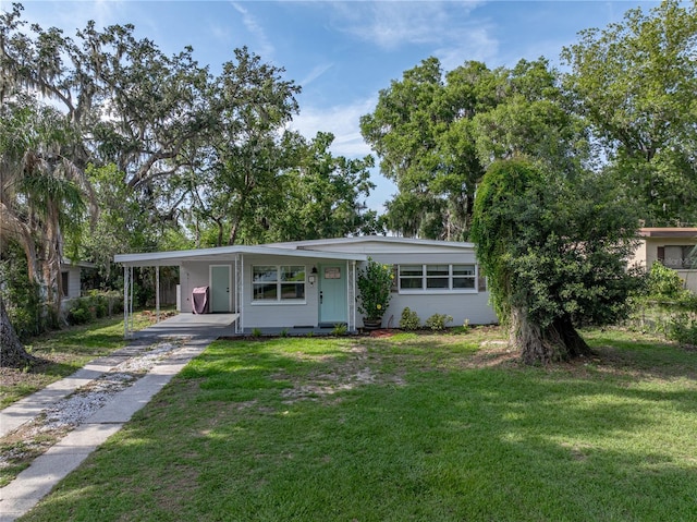 1140 W Seminole Trl, Bartow, FL 33830 - view of front facade with a front yard, an attached carport, and driveway