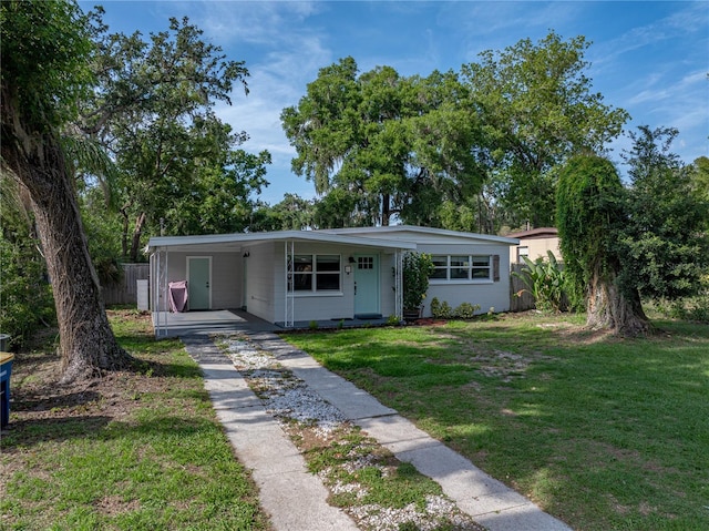 1140 W Seminole Trl, Bartow, FL 33830 - view of front facade with driveway and an attached carport