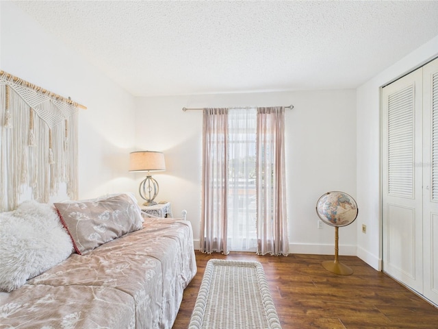 2700 Bayshore Blvd Unit 3210, Dunedin, FL 34698 - bedroom with wood finished floors, a textured ceiling, baseboards, and a closet
