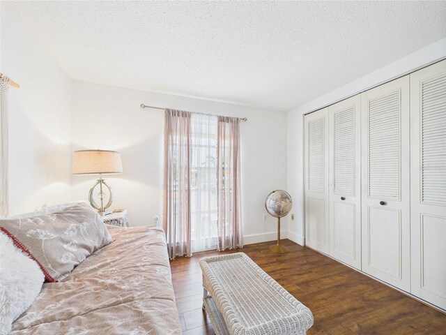 2700 Bayshore Blvd Unit 3210, Dunedin, FL 34698 - bedroom with wood finished floors, a textured ceiling, and a closet
